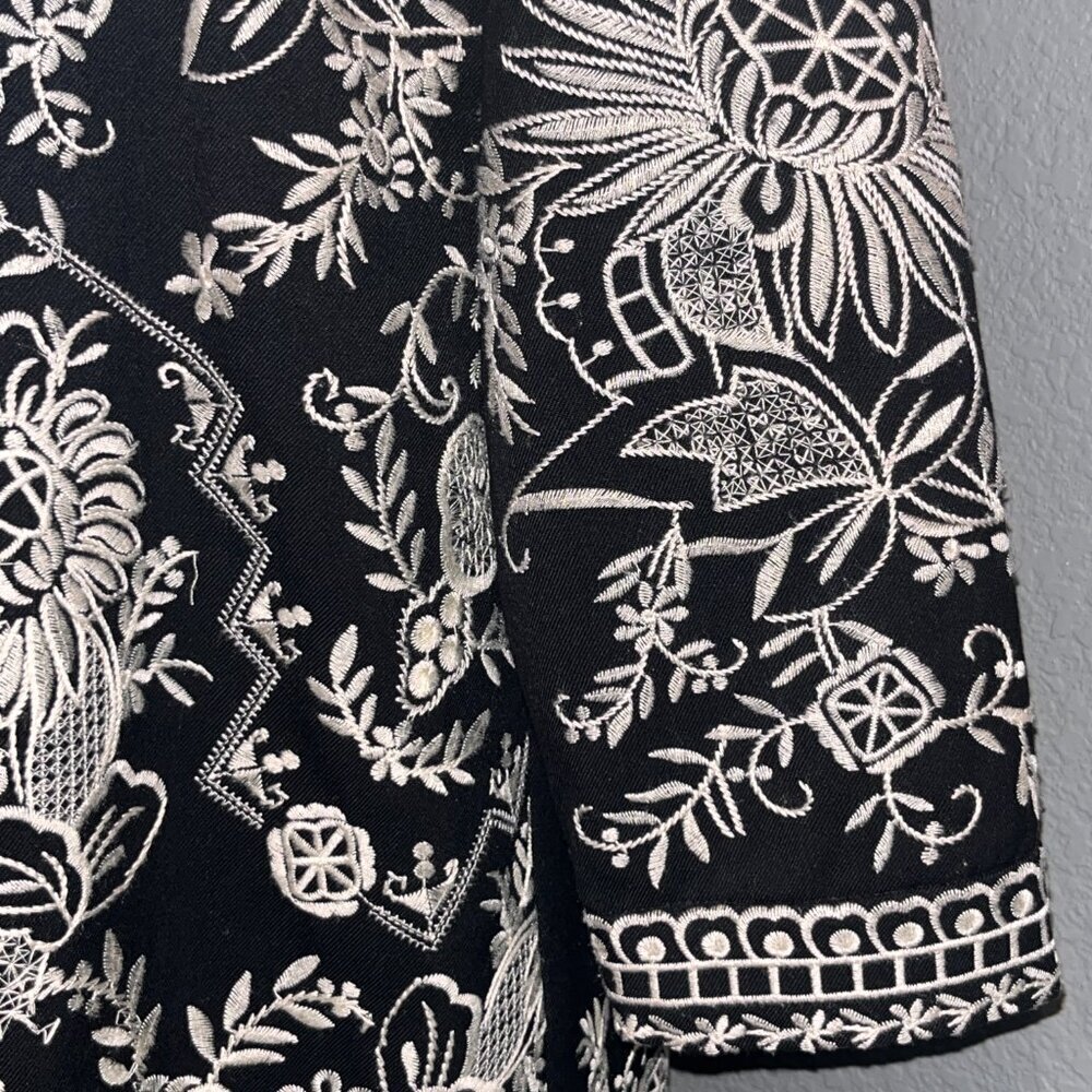 CHICO'S FULLY EMBOIDERED BLACK & WHITE KIMONO JACKET TOPPER - EUC - SIZE 0 = 4/6 - Picture 11 of 15